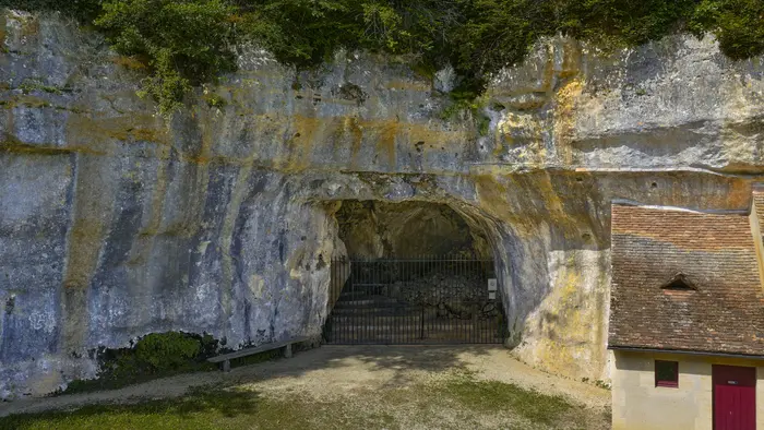 Grotte des Combarelles, vue aérienne de l'entrée de la Grotte des Combarelles, Damien Lachas DLW25-0198