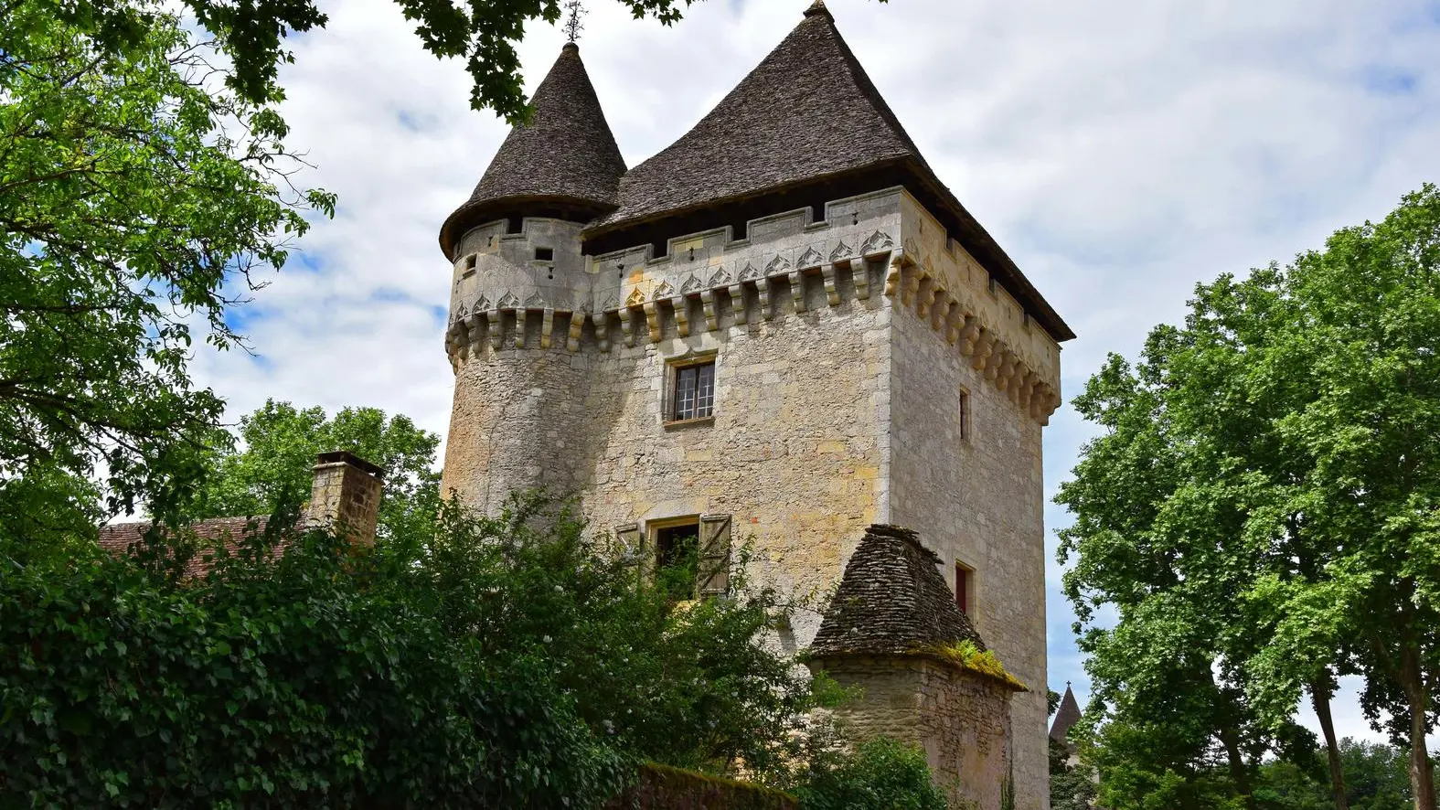 PCU_Le donjon du  Manoir de la Salle_Saint Léon sur Vézère_juillet 2021 ©V.Bertrand