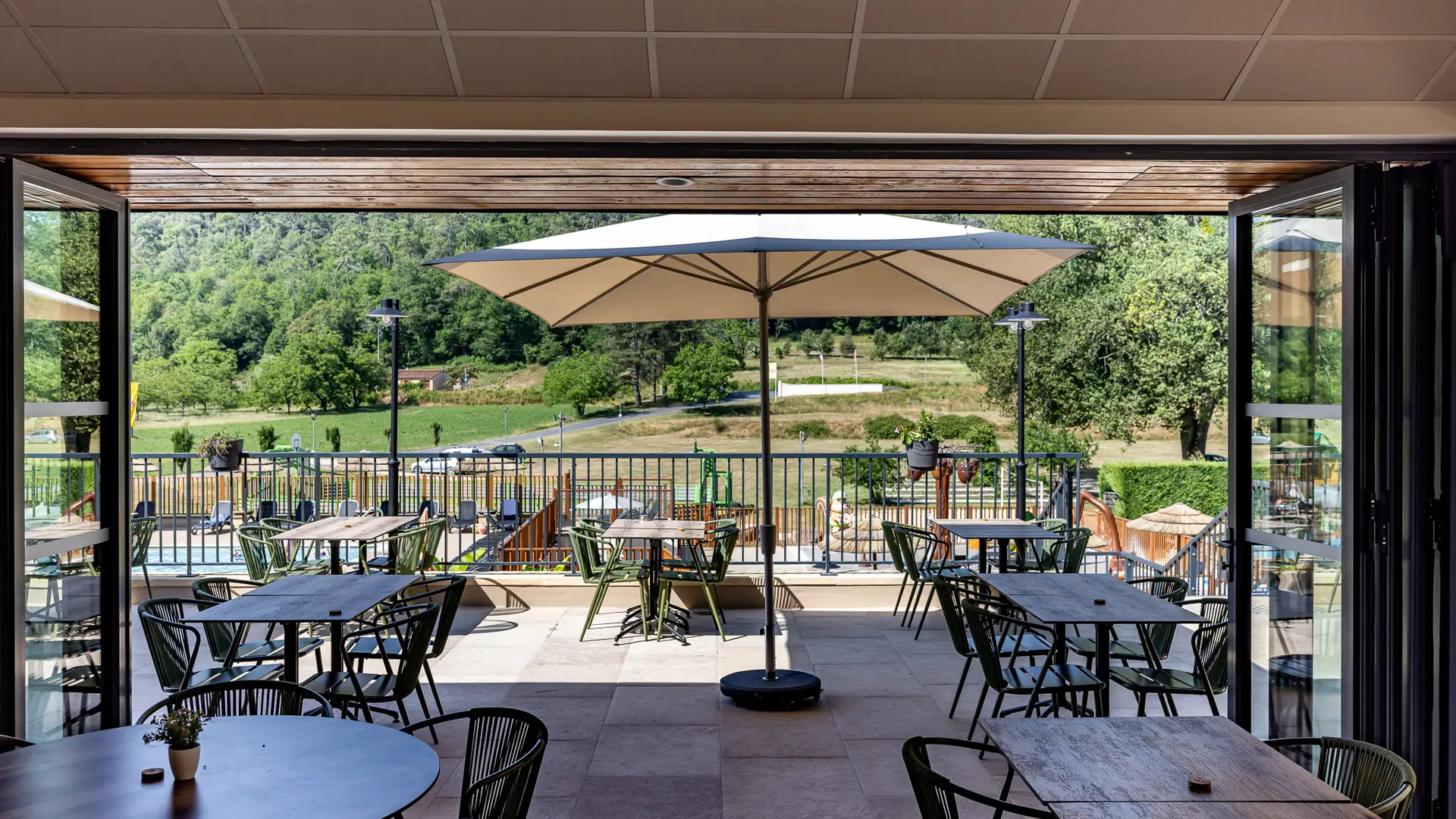 Resto terrasse avec vue-Domaine des Chênes Verts - Juillet 2025 - Web@Déclic&Décolle