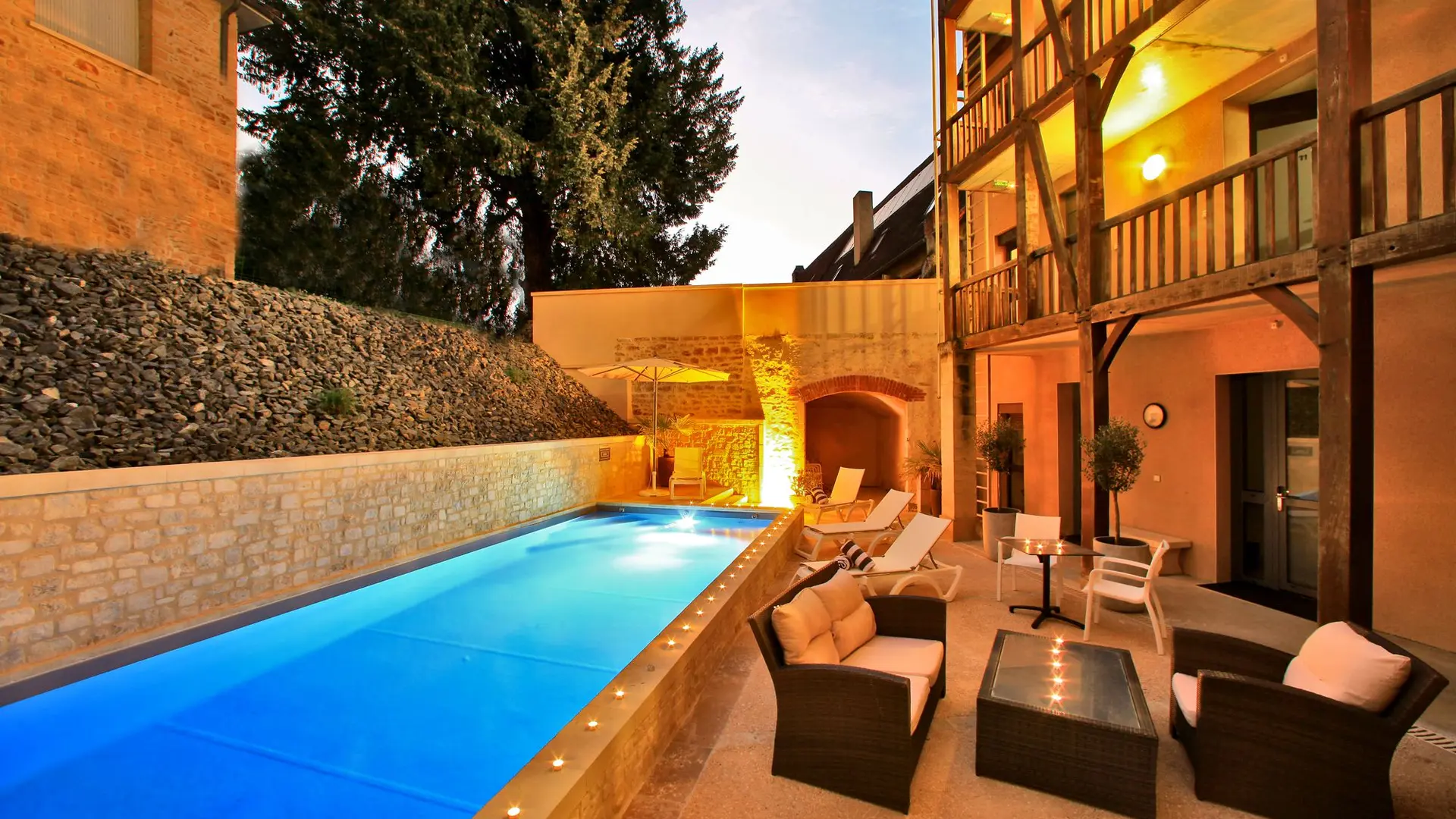 Swimming-pool-Hotel-Le-Compostelle-Sarlat