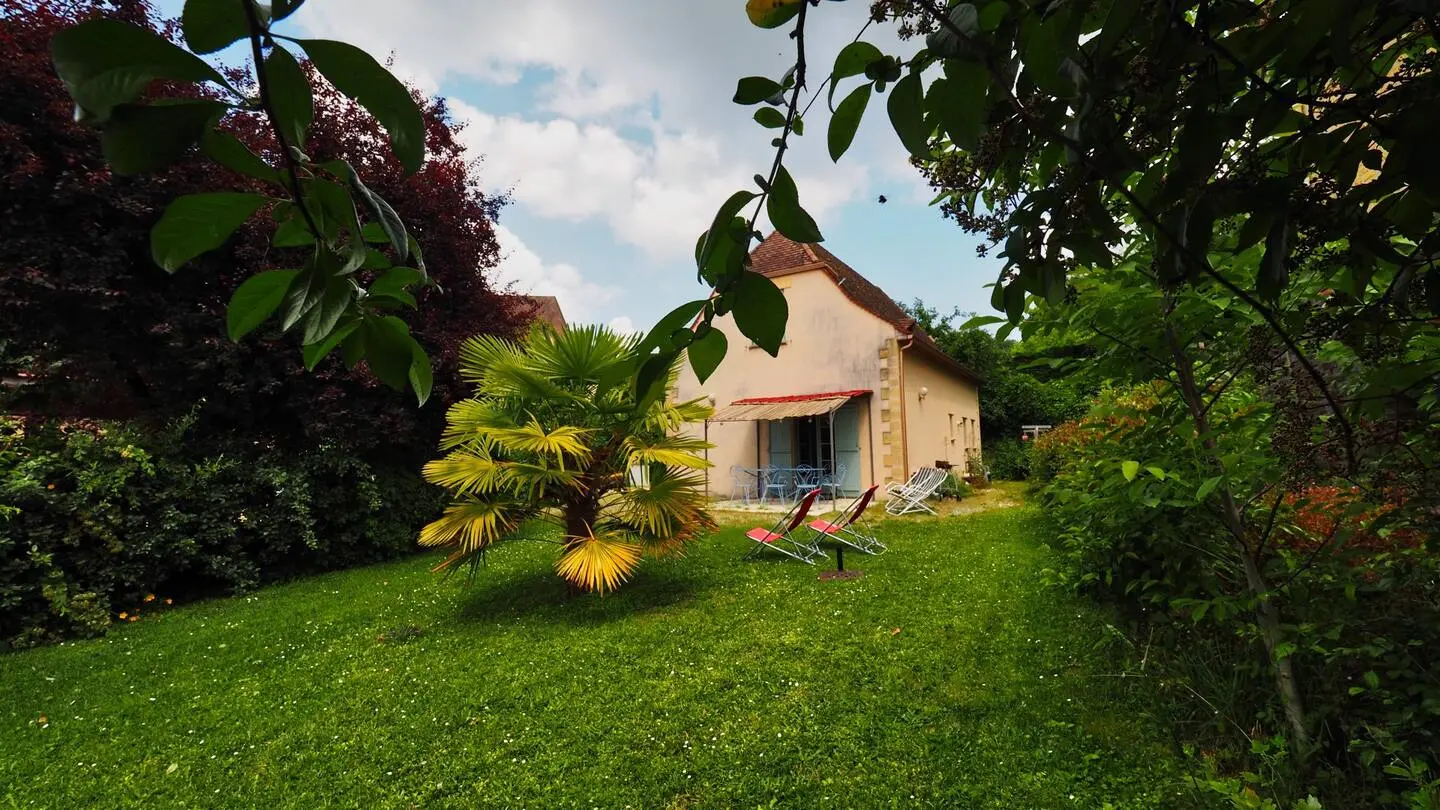 SARLAT - gite-tapis-vert-jardin