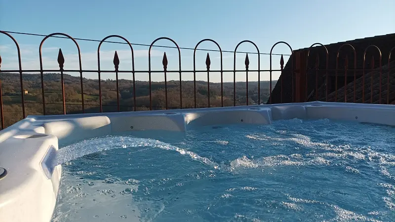 Spa du Troglodyte : Détente Absolue avec Vue Surplombant la Vallée