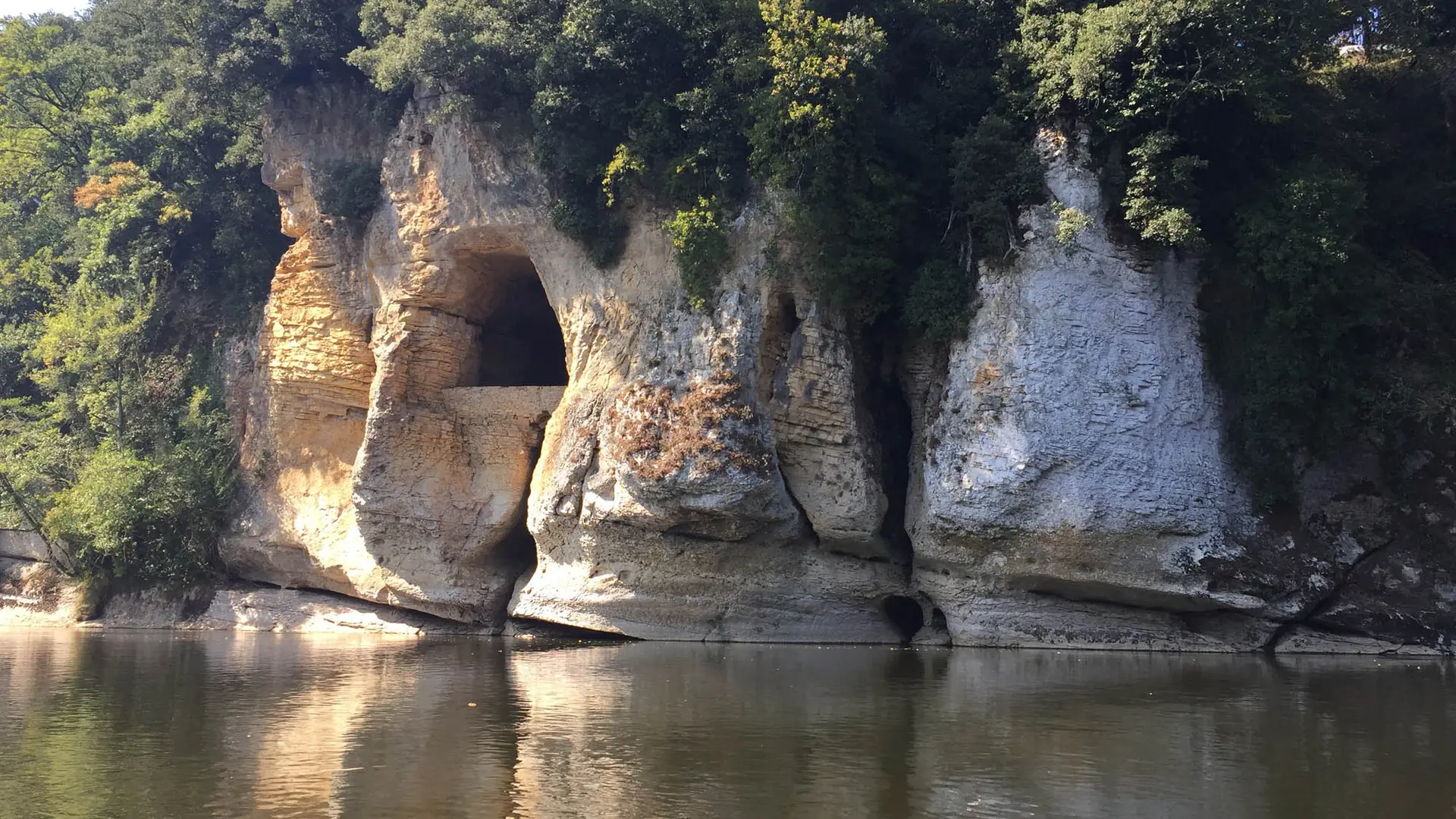 canoes-decouverte-dordogne-sarlat-riviere-kayak-rocher-vitrac