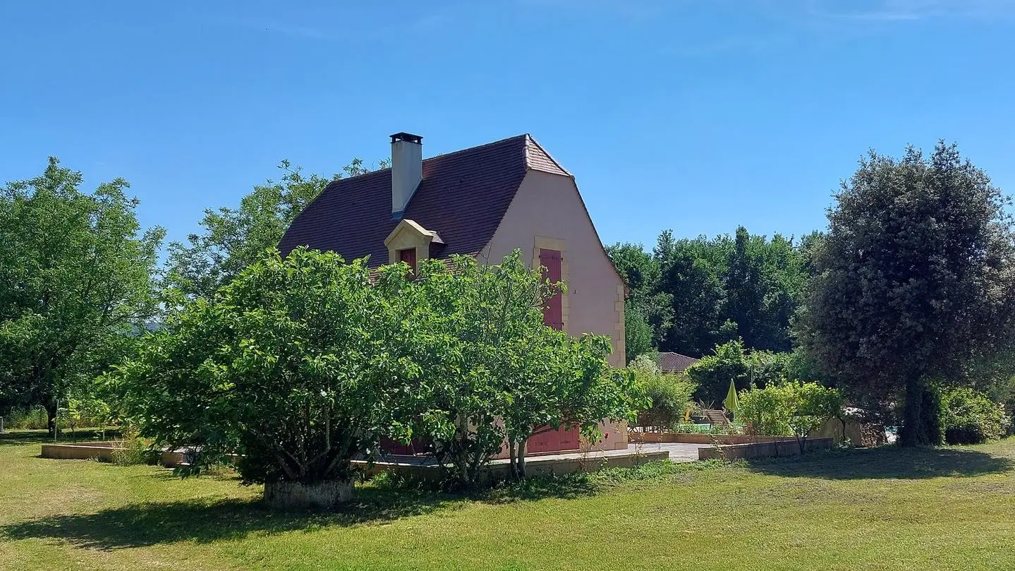 gite plein les yeux avec piscine à beynac (5)