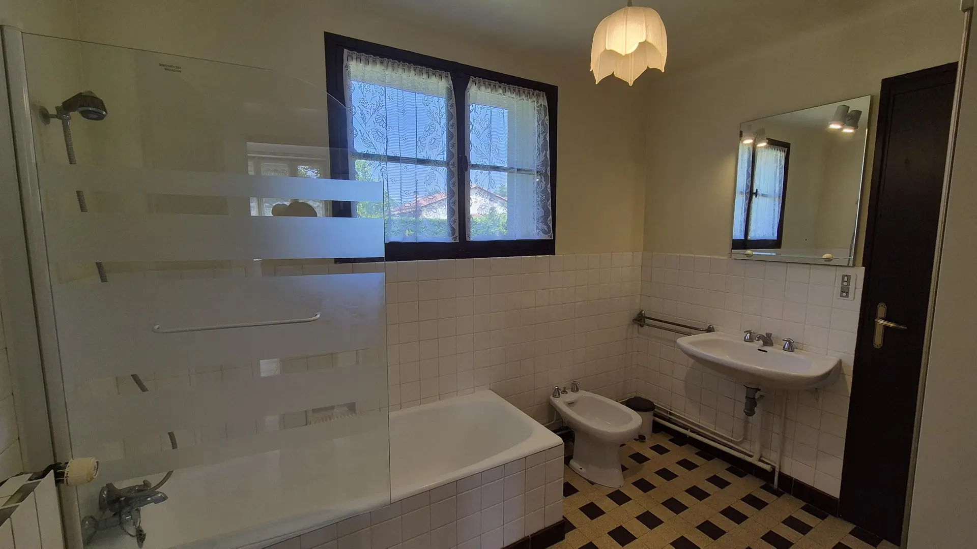 Gîte Les Glycines piscine privée_17