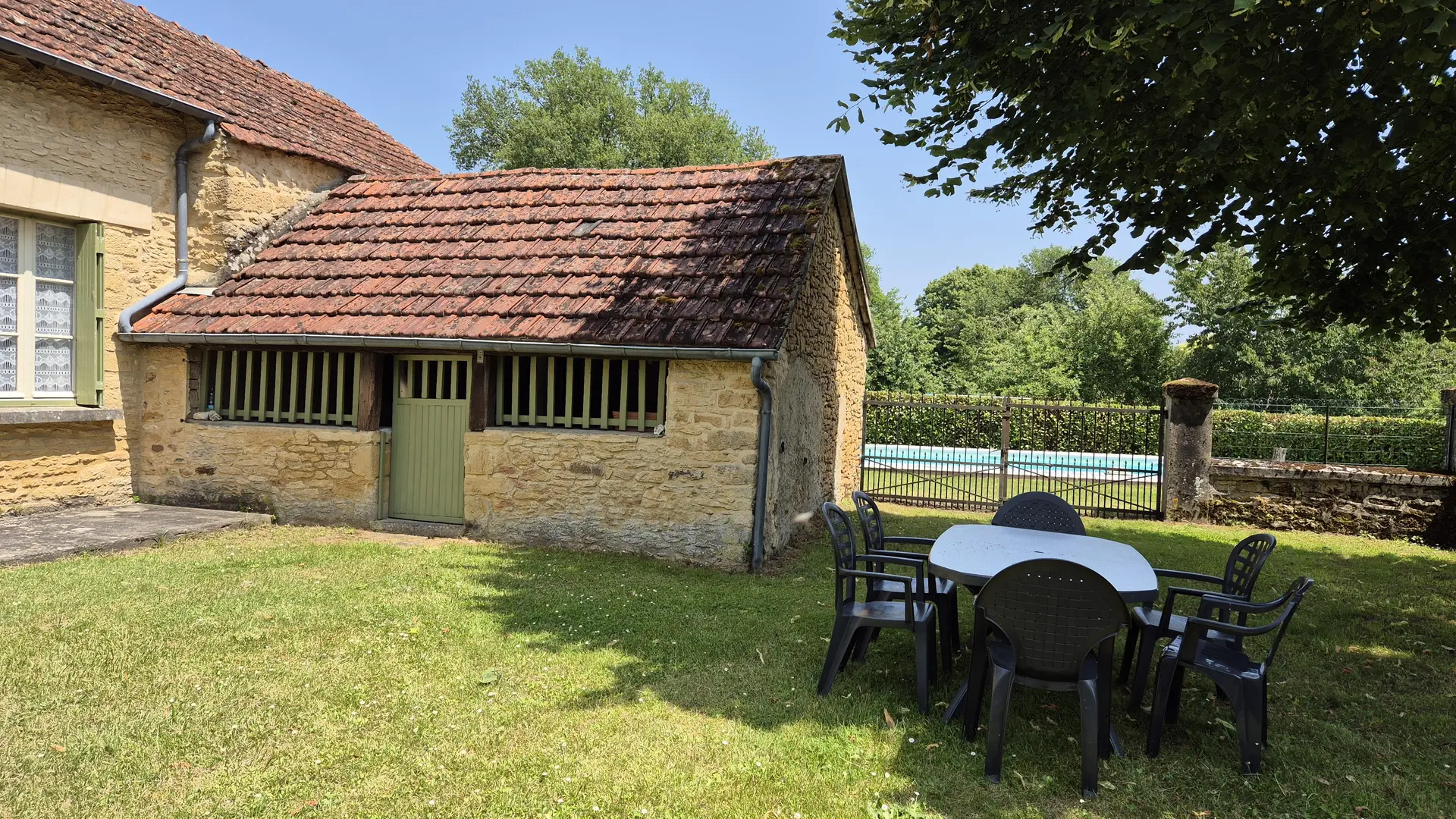 Gîte Les Glycines piscine privée_7