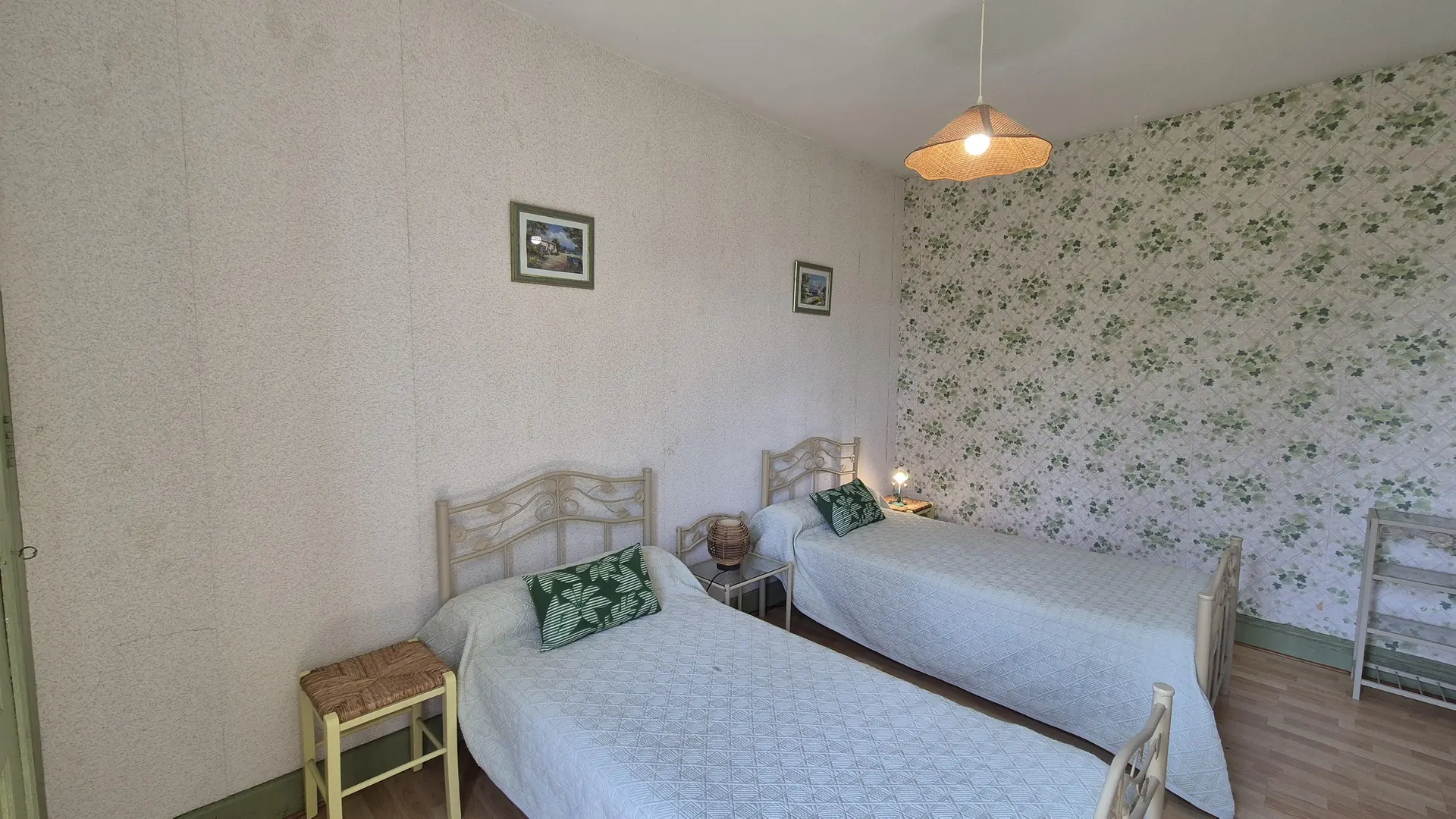 Gîte Les Glycines piscine privée_21