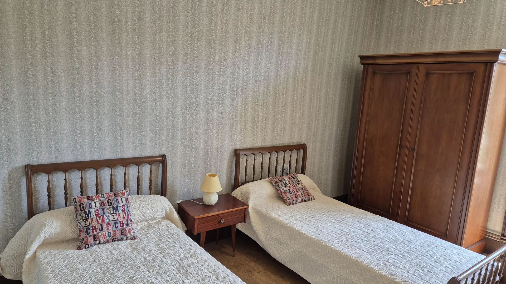 Gîte Les Glycines piscine privée_22