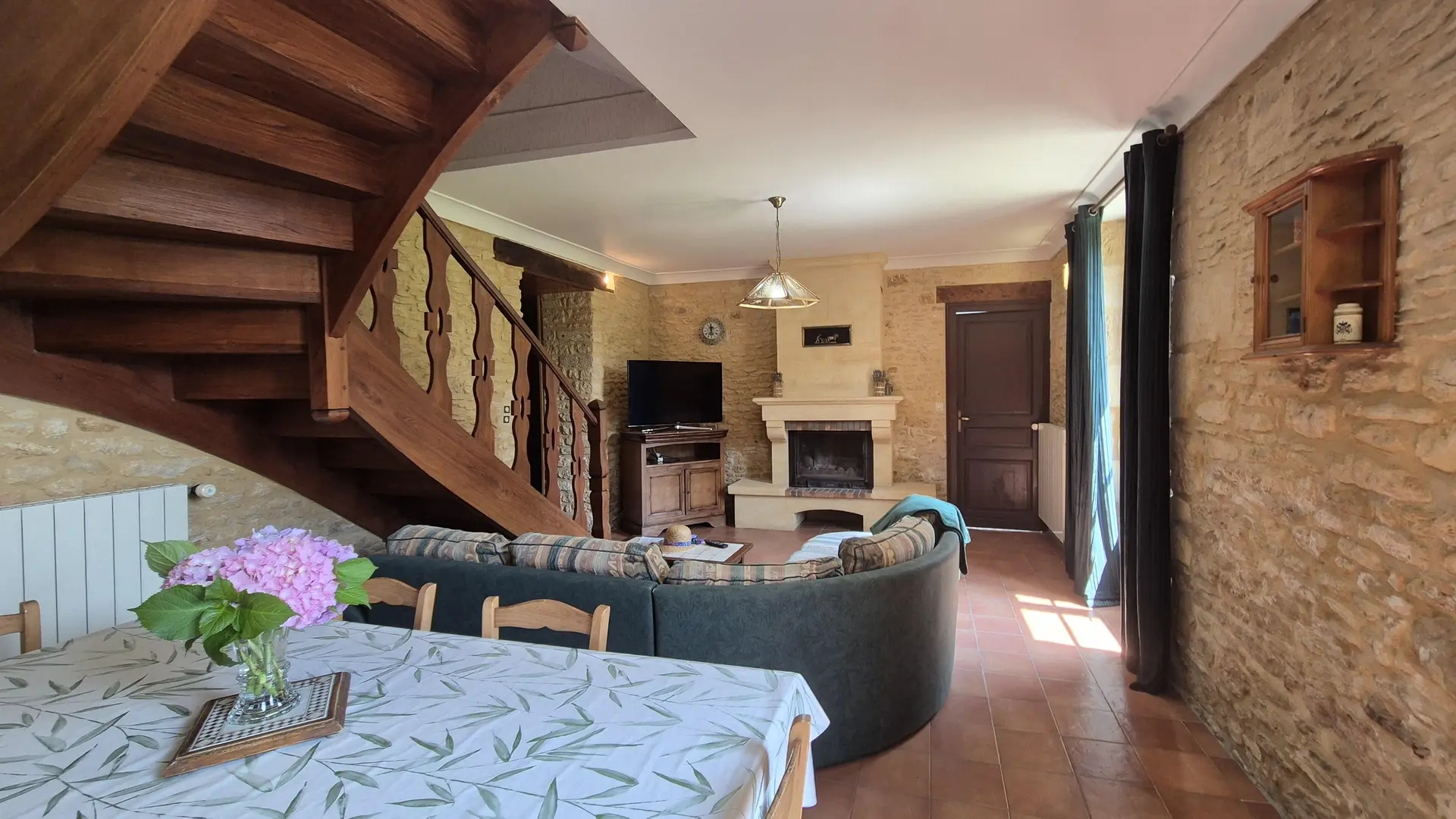 Gîte Les Glycines piscine privée_13