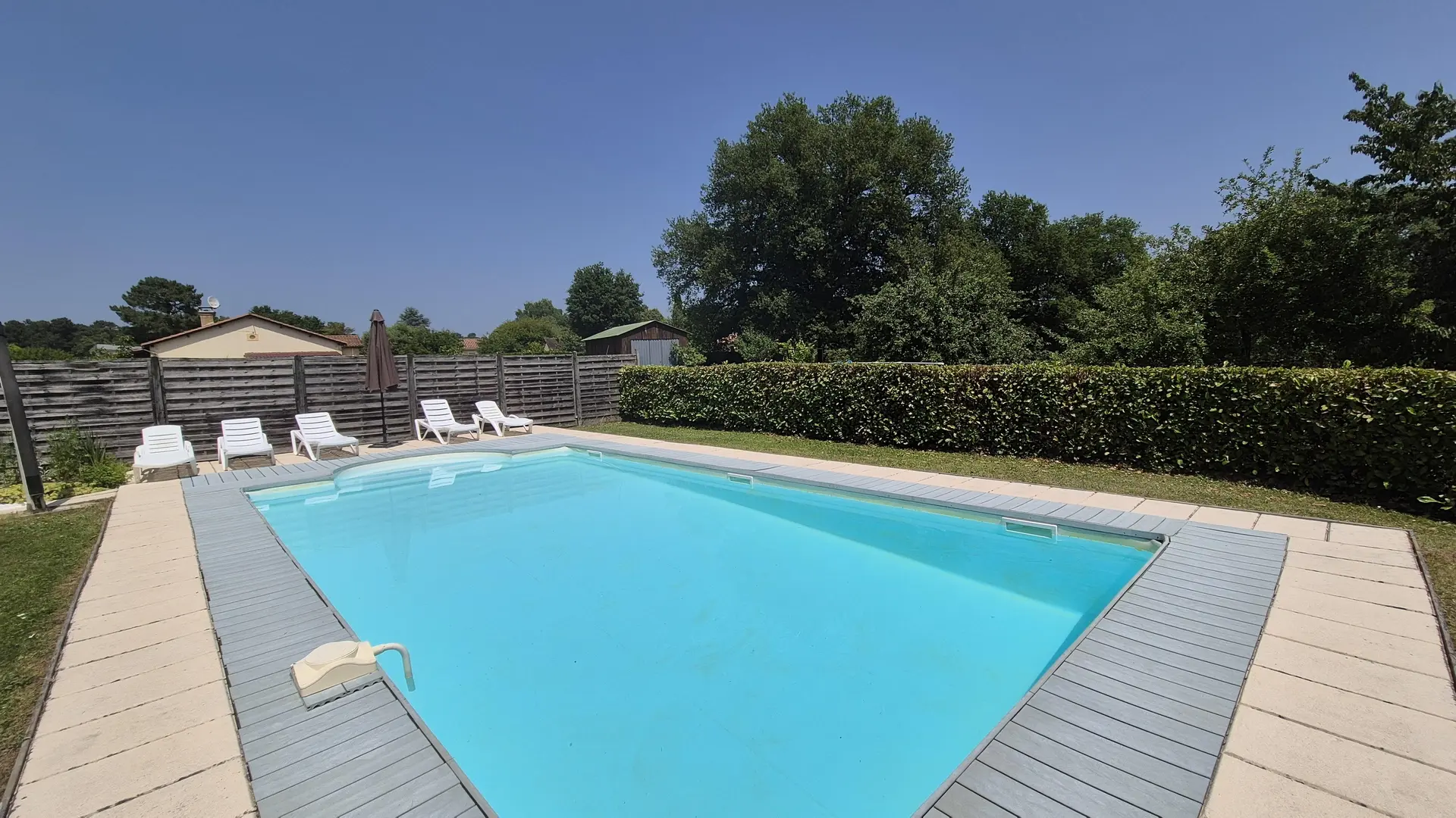 Gîte Les Glycines piscine privée_27