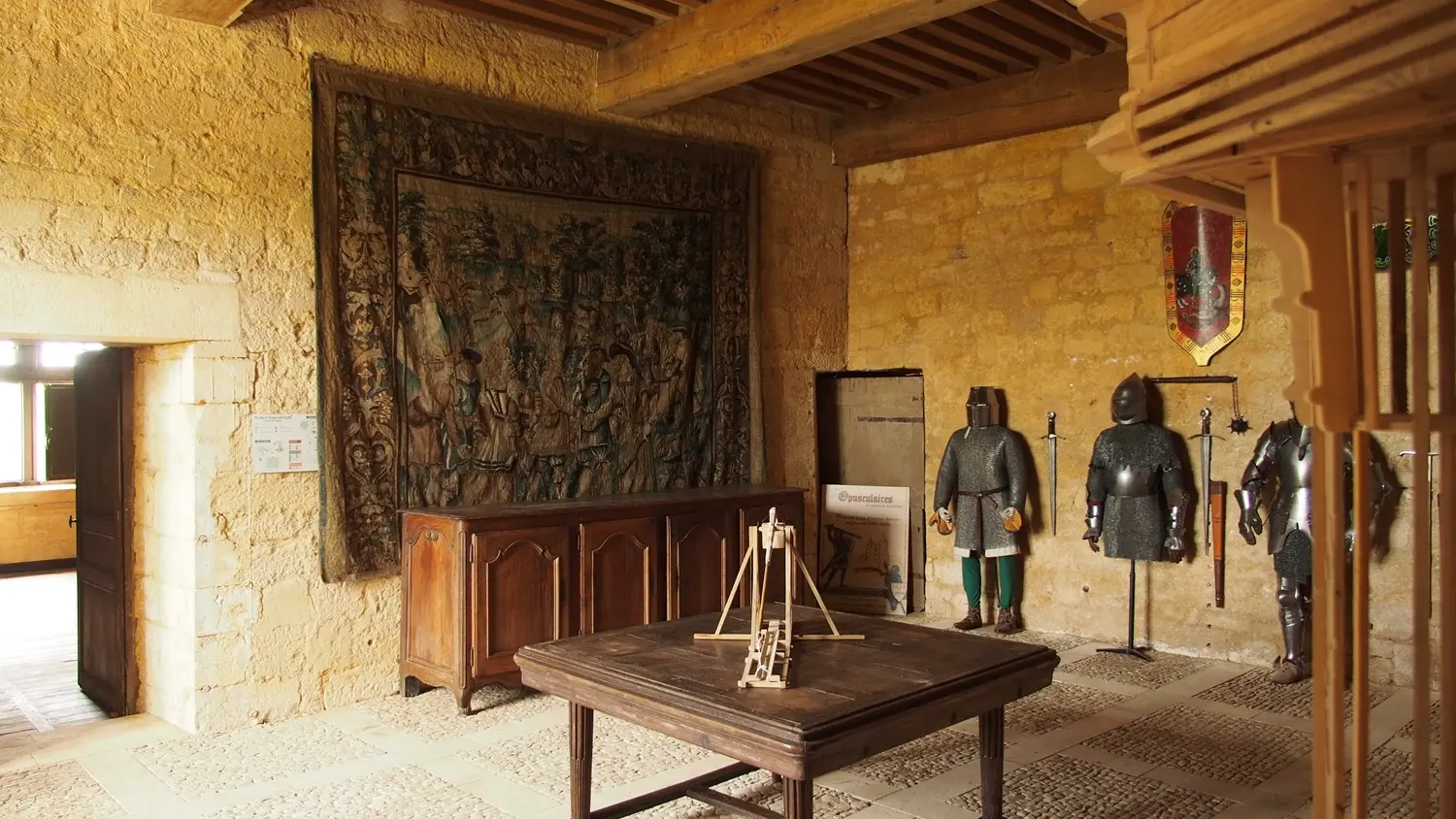 salle d'armes du château de Salignac