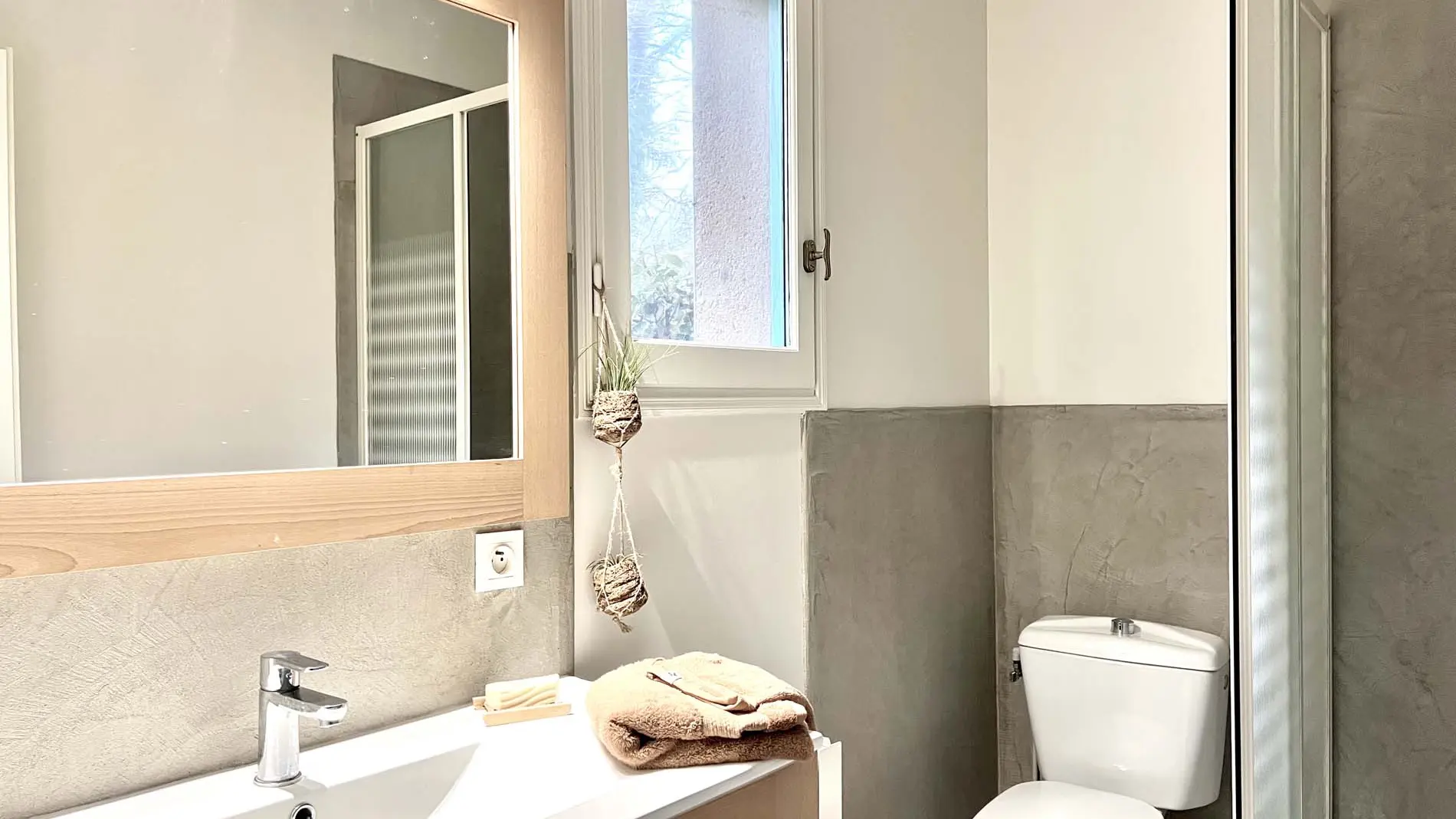 salle-de-bain-chambre-jardin-sejour-sarlat