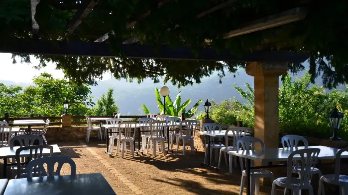 terrasse resto pech de malet