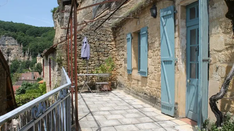 LA MAISON BLEUE-FACADE ROCHE LA RIQUE GAGEAC