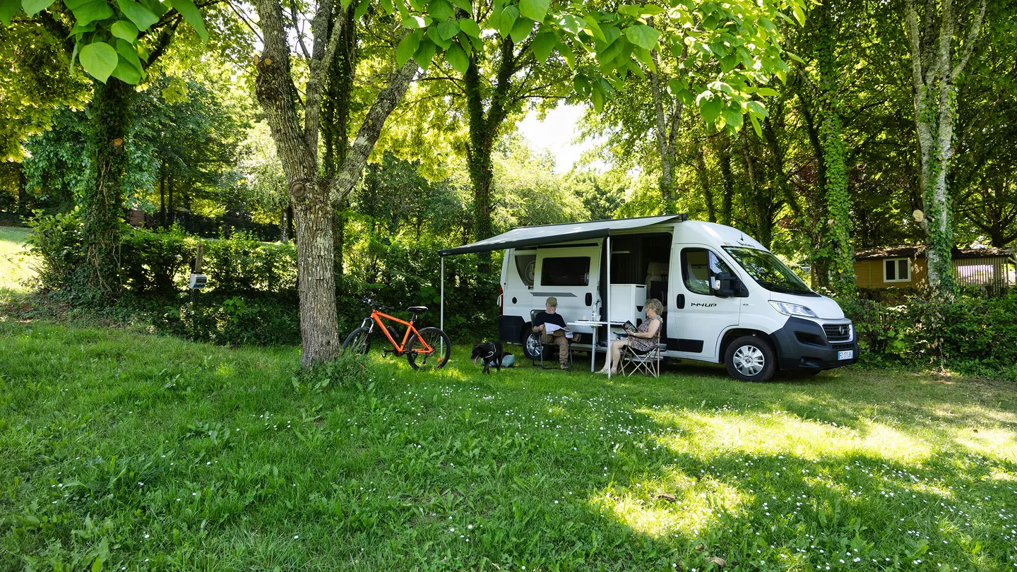 15 emplacement_camping_van_camping_a_la_ferme_la_roussie_sarlat (5)