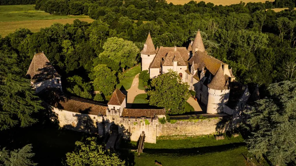 16 - Château de Bridoire vue du ciel - médiéval vallée Dordogne