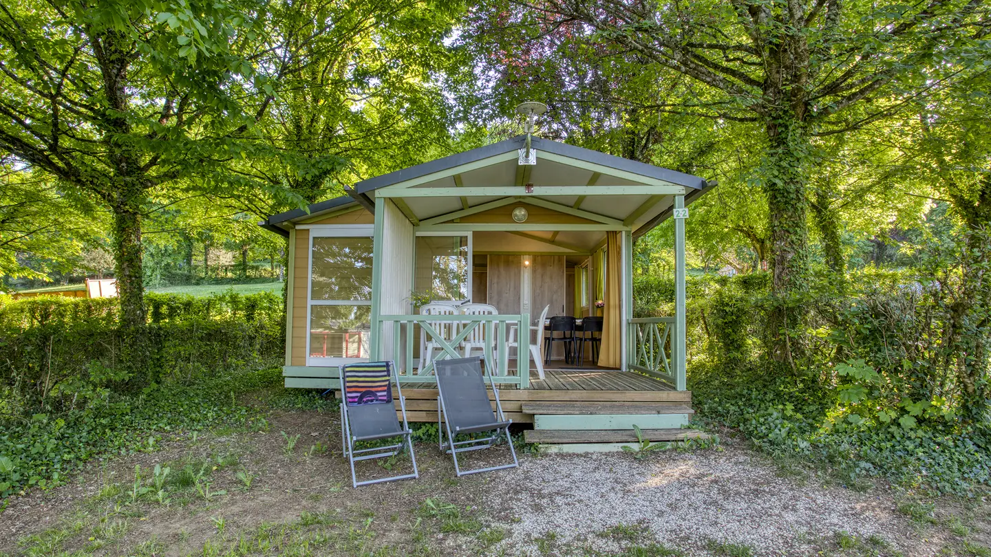 16 Chalet_confort_2_chambres_5_personnes_camping_a_la_ferme_la_roussie_sarlat (4)