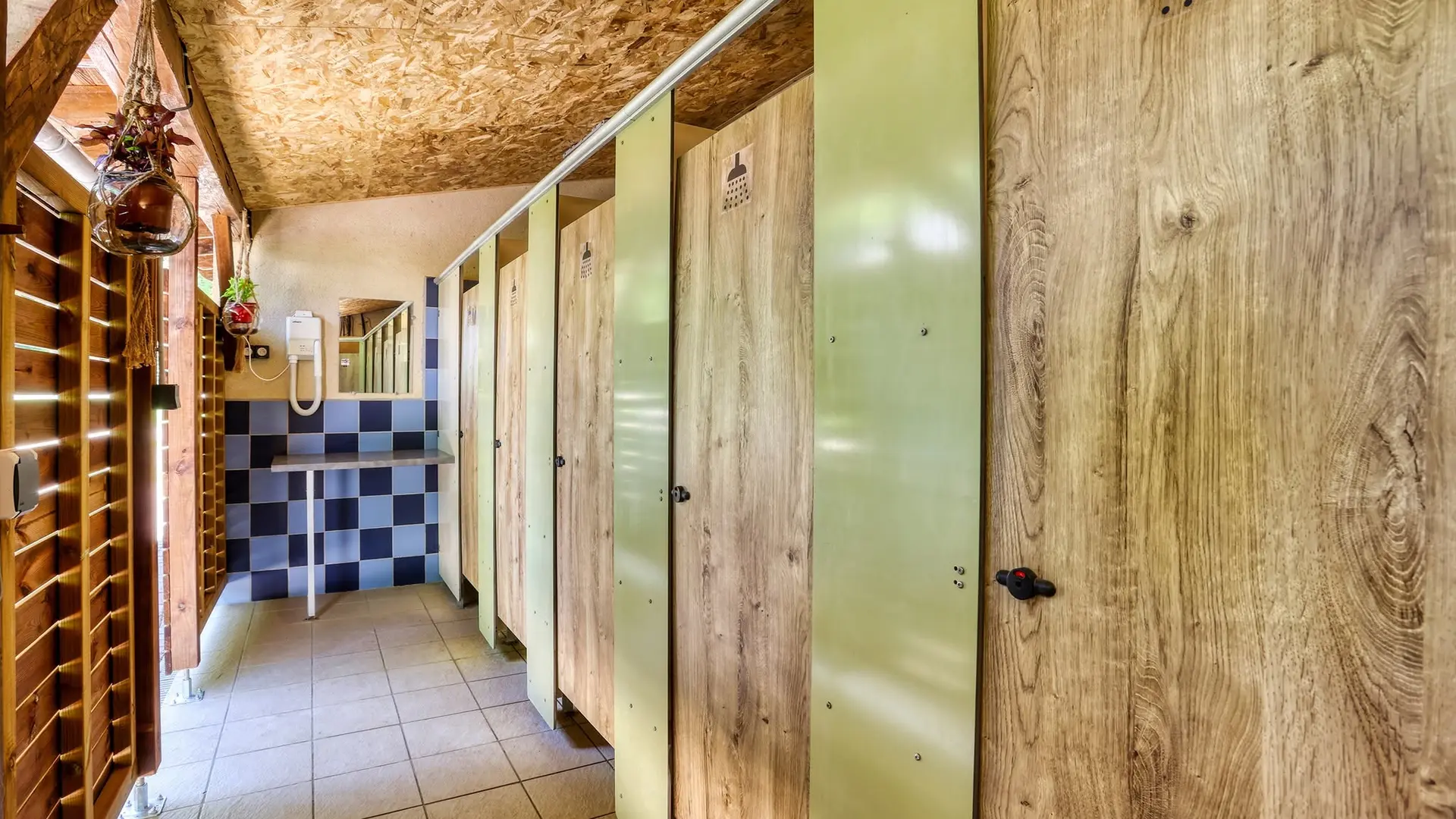 12 sanitaires_douche_eau_chaude_camping_a_la_ferme_la_roussie_sarlat (4)