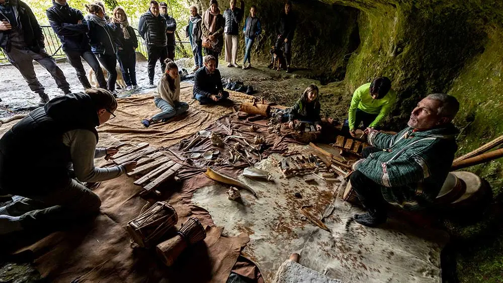 Atelier Musique des origines - La Roque Saint-Christophe à Peyzac le Moustier