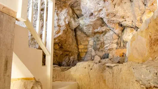 Escalier Taillé dans la Roche : Vers l'Originalité du Troglodyte