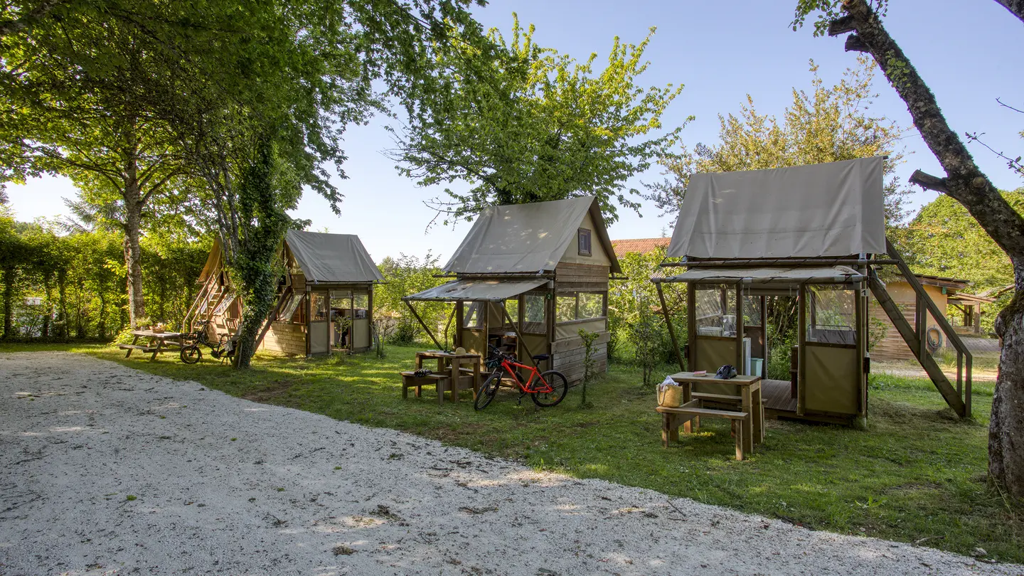 3 cabanes_pret_a_camper_camping_a_la_ferme_la_roussie_sarlat_accueil_velo (4)