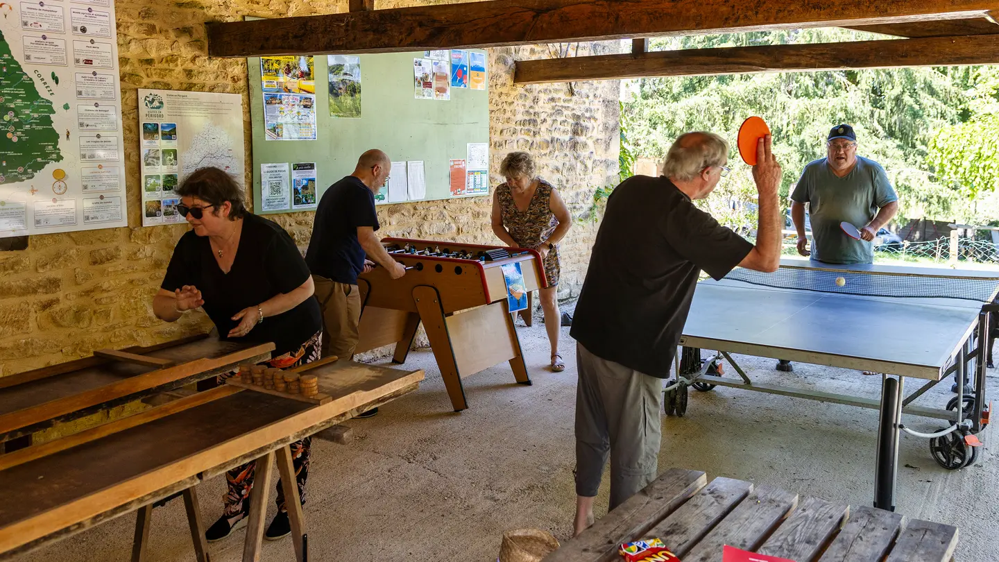 7 salle_de_rencontre_abritee_pingpong_babyfoot_jeux_en_bois_camping_a_la_ferme_la_roussie (3)