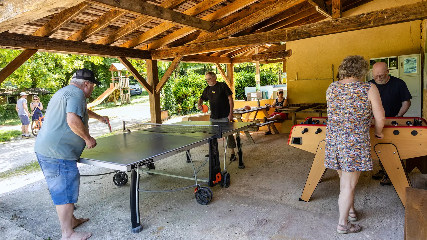 8 salle_de_rencontre_abritee_pingpong_babyfoot_jeux_en_bois_camping_a_la_ferme_la_roussie (12)