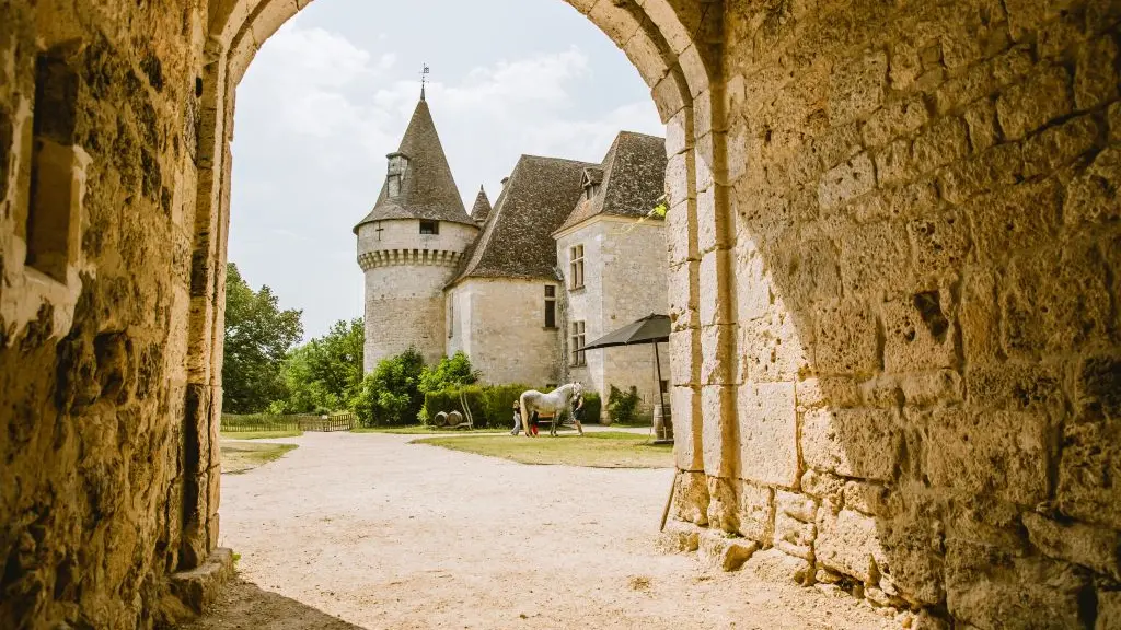 8.Loic Malzarey. cour du château médiéval meublé patrimoine architecture