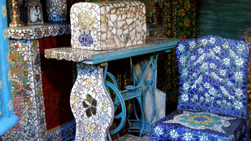 Maison Picassiette - Chartres détail_machine_à_coudre_chaise_bleue_1