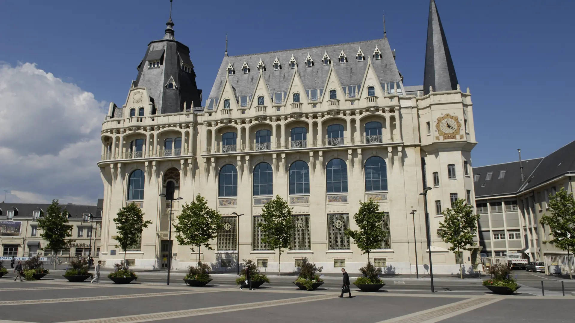 Mediatheque-vue-generale----Office-de-Tourisme-de-Chartres---Ville-de-Chartres---G