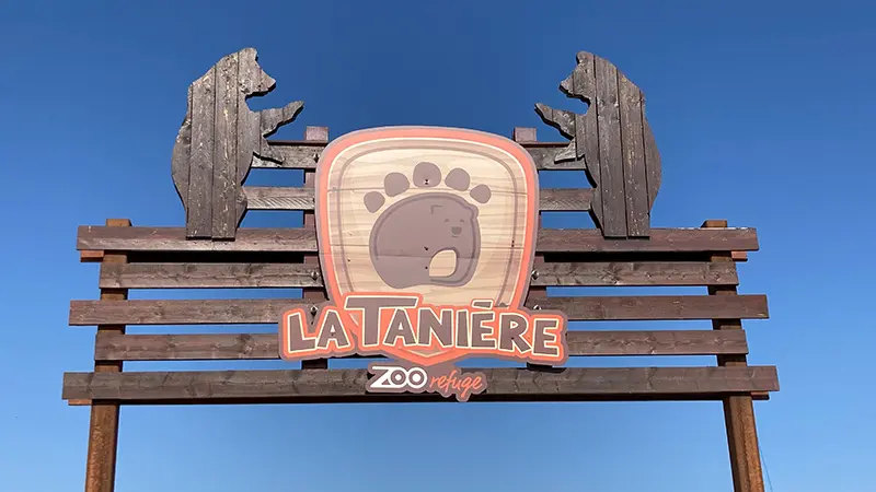 Enseigne entrée La Tanière zoo refuge