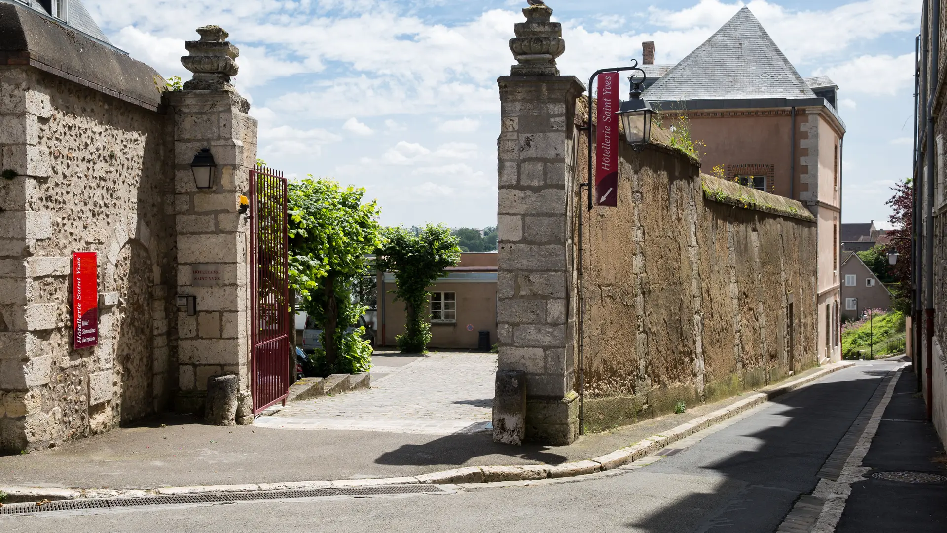 Entrée rue des Acacias