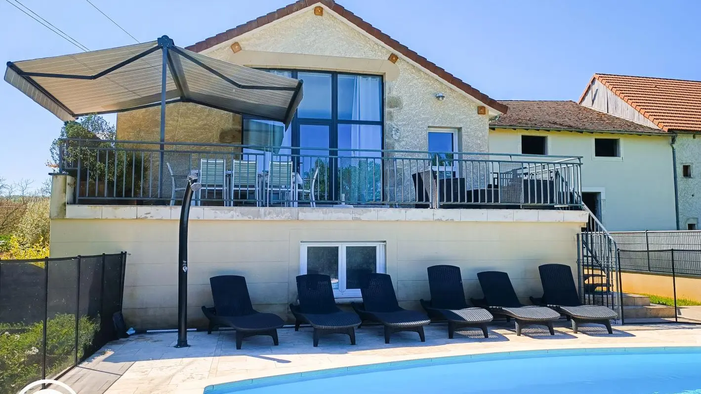 Grand balcon aménagé et sécurisé surplombant la piscine privée