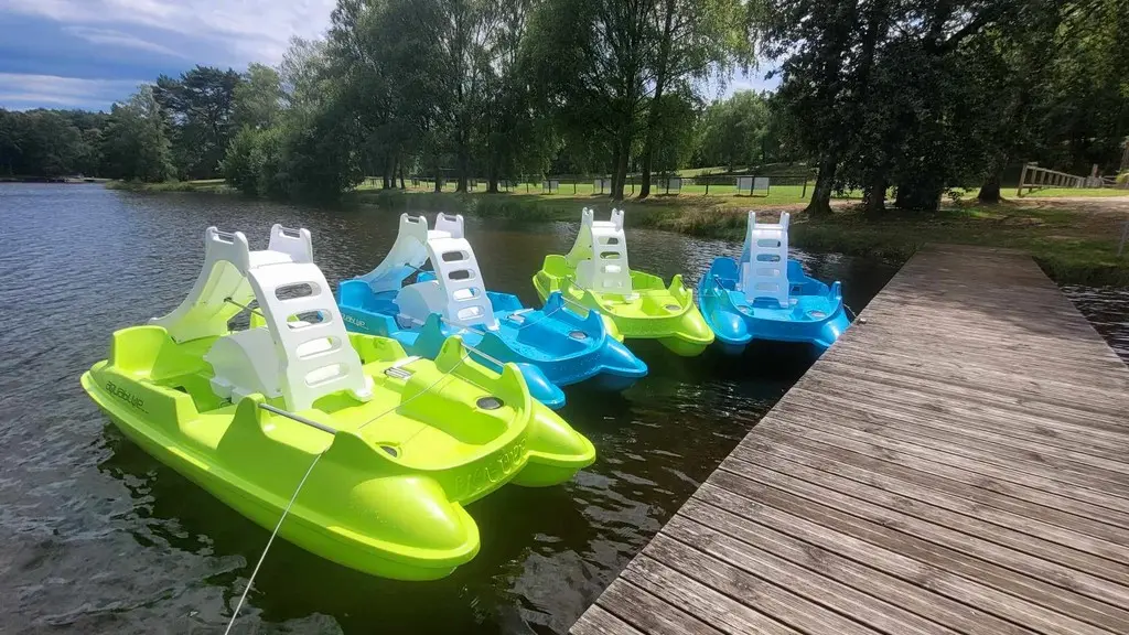 CentreTouristiqueDeMiel-Beynat_pedalos