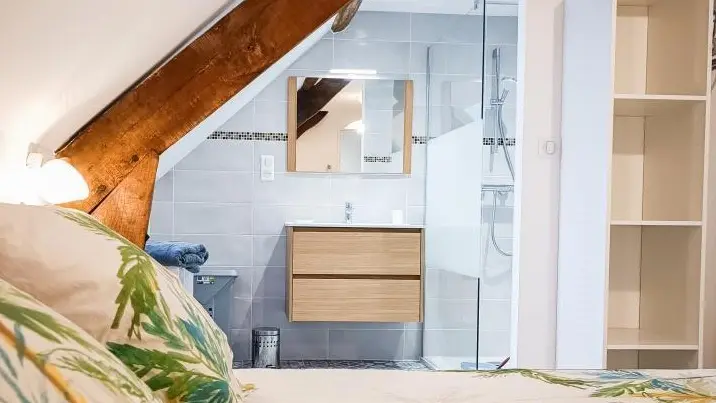 1ère chambre avec salle d'eau à l'etage