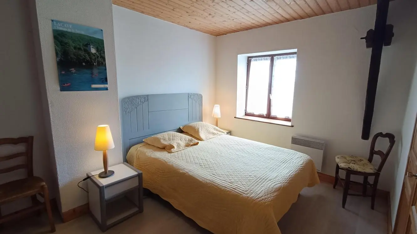 Chambre au 1er étage avec 2 fenêtres sur point de vue