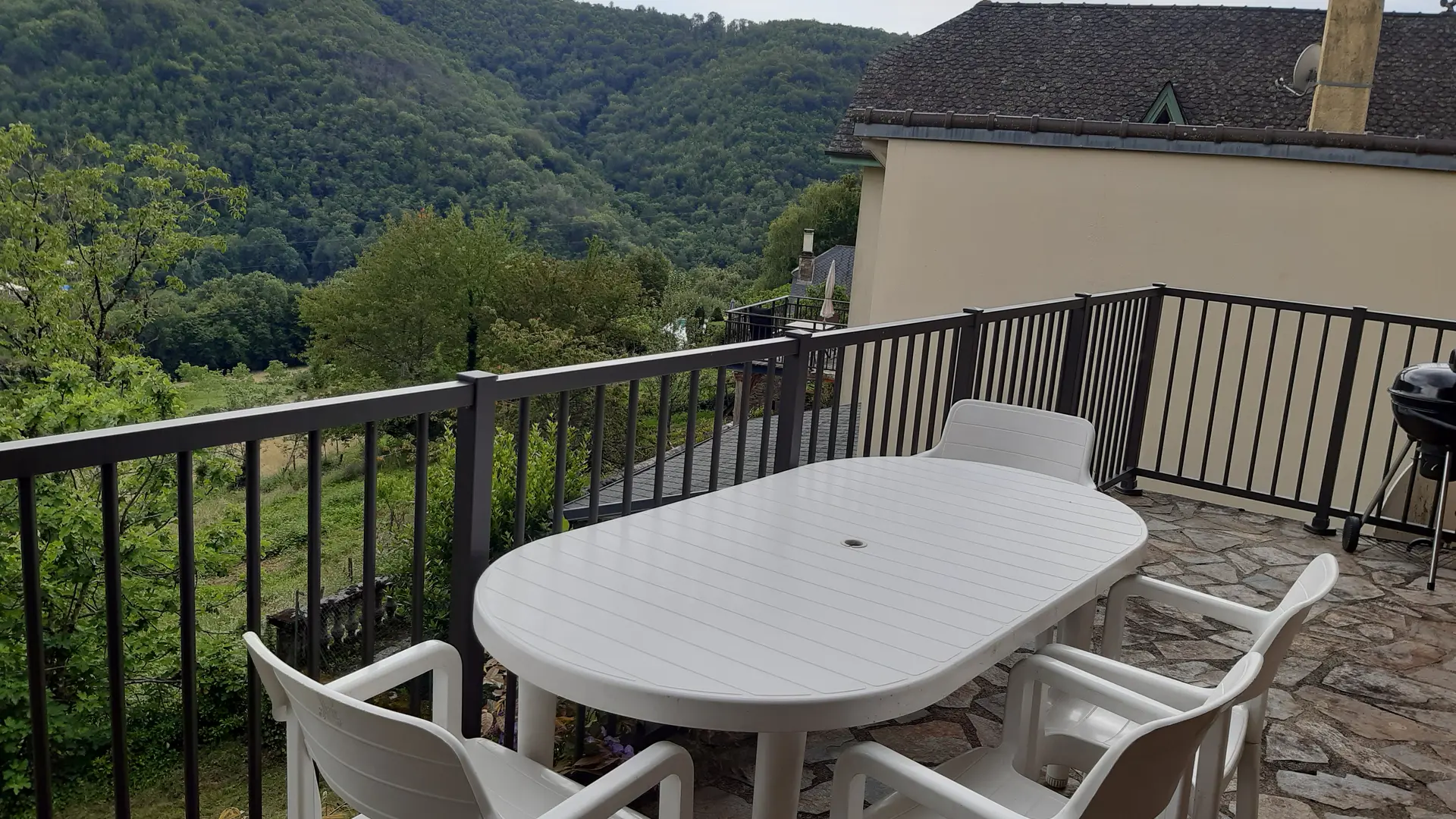 Terrasse donant sur la vallée