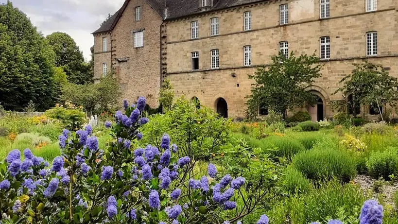 Abbaye en fleurs