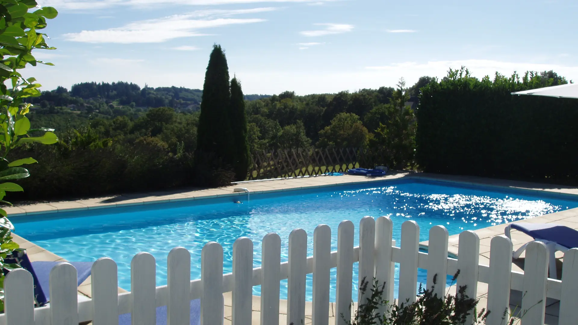 La piscine de 10m/5 avec vue et sécurisée.