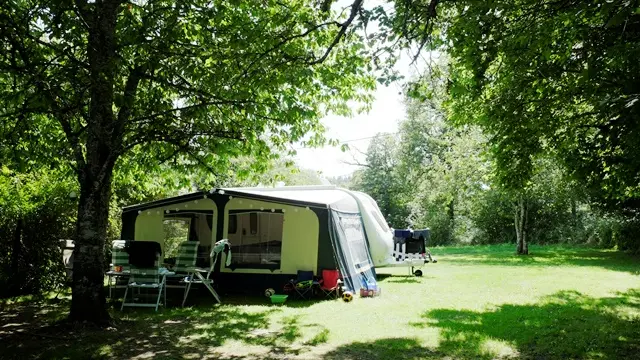 Un des emplacements spacieux pour caravanes avec électricité