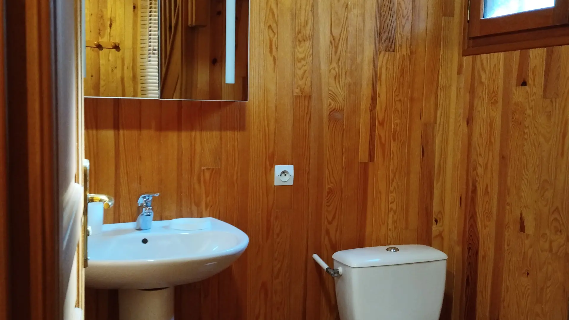 Salle d'eau avec douche, wc et lavabo