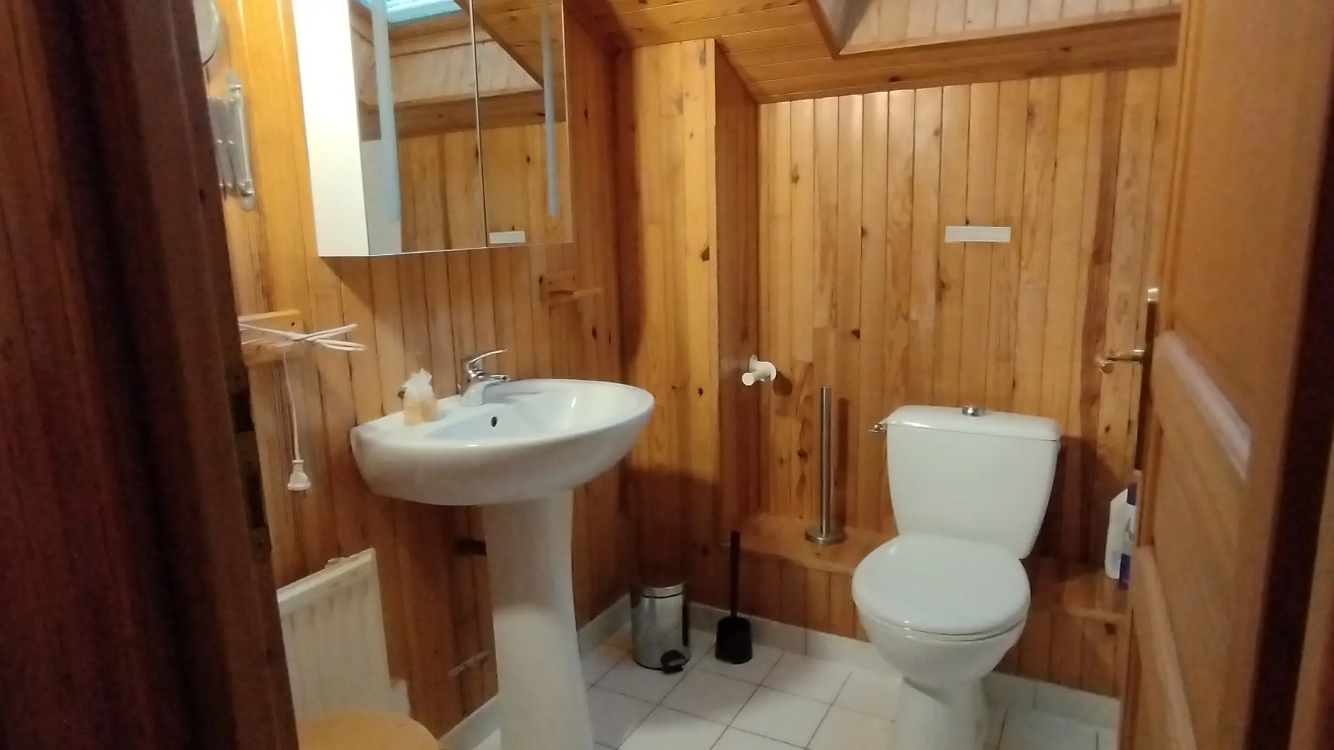 Salle de bain avec baignoire, lavabo et wc