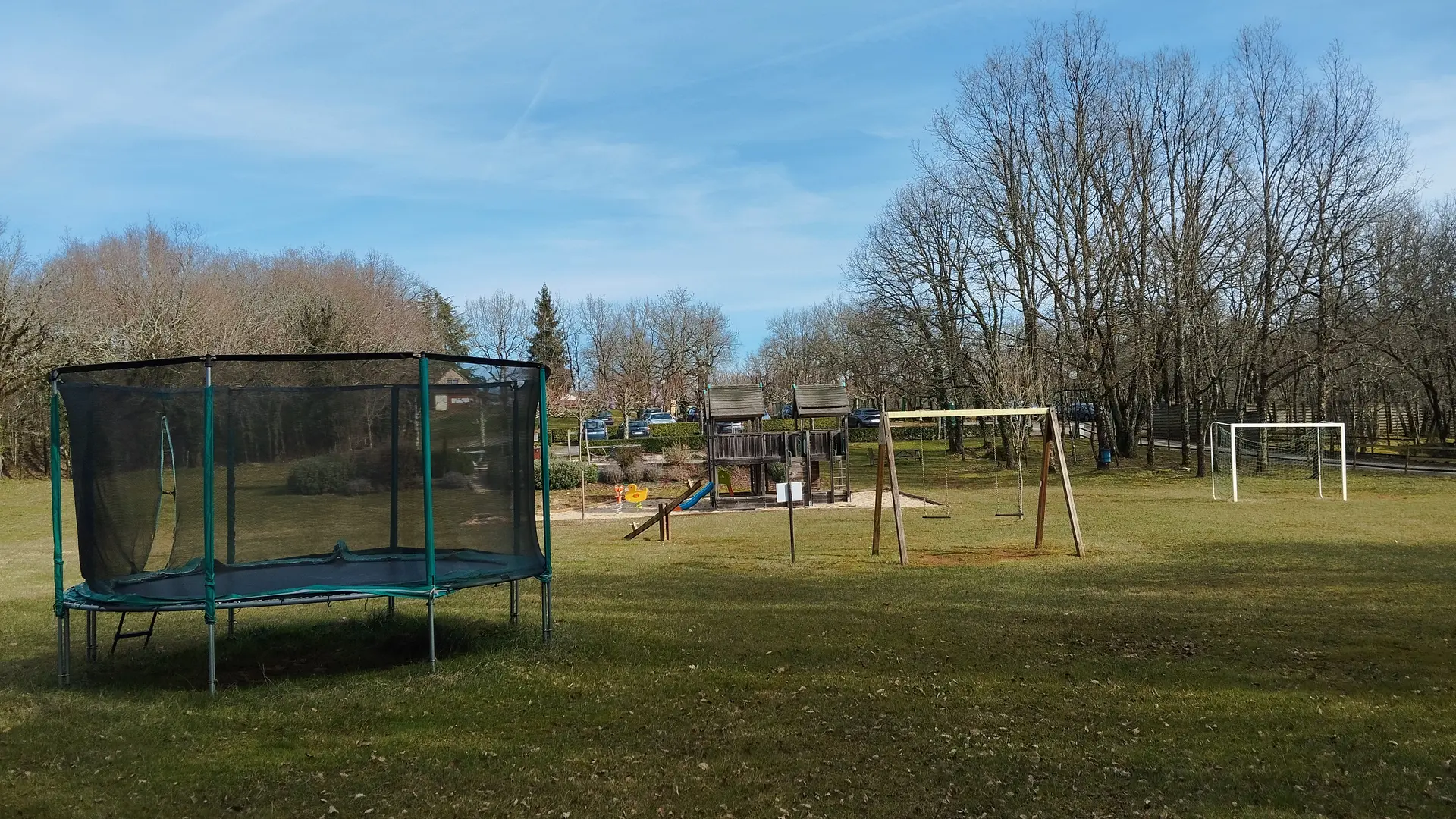 Trampoline et espace de jeux en plein air (golf)