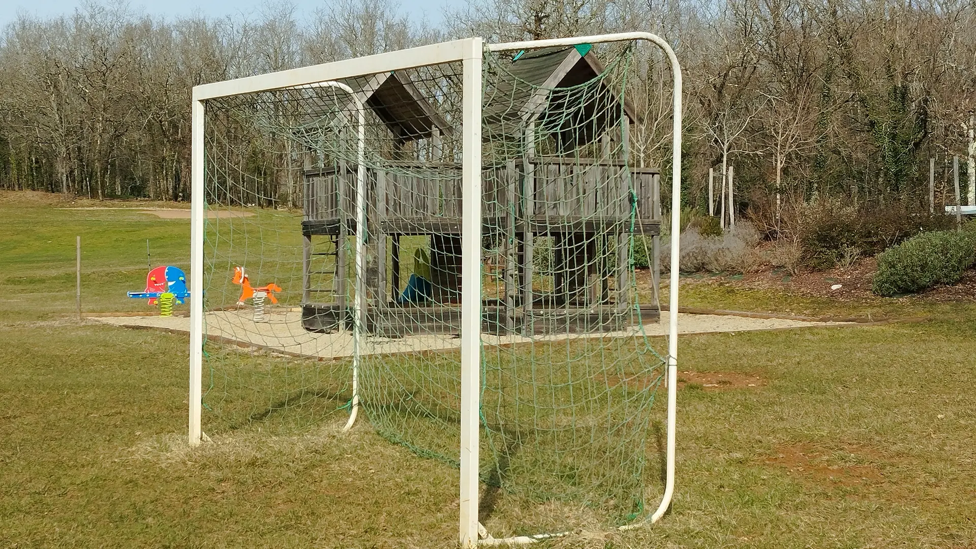 Foot et aire de jeux au golf