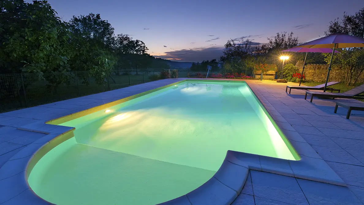 Piscine à la nuit