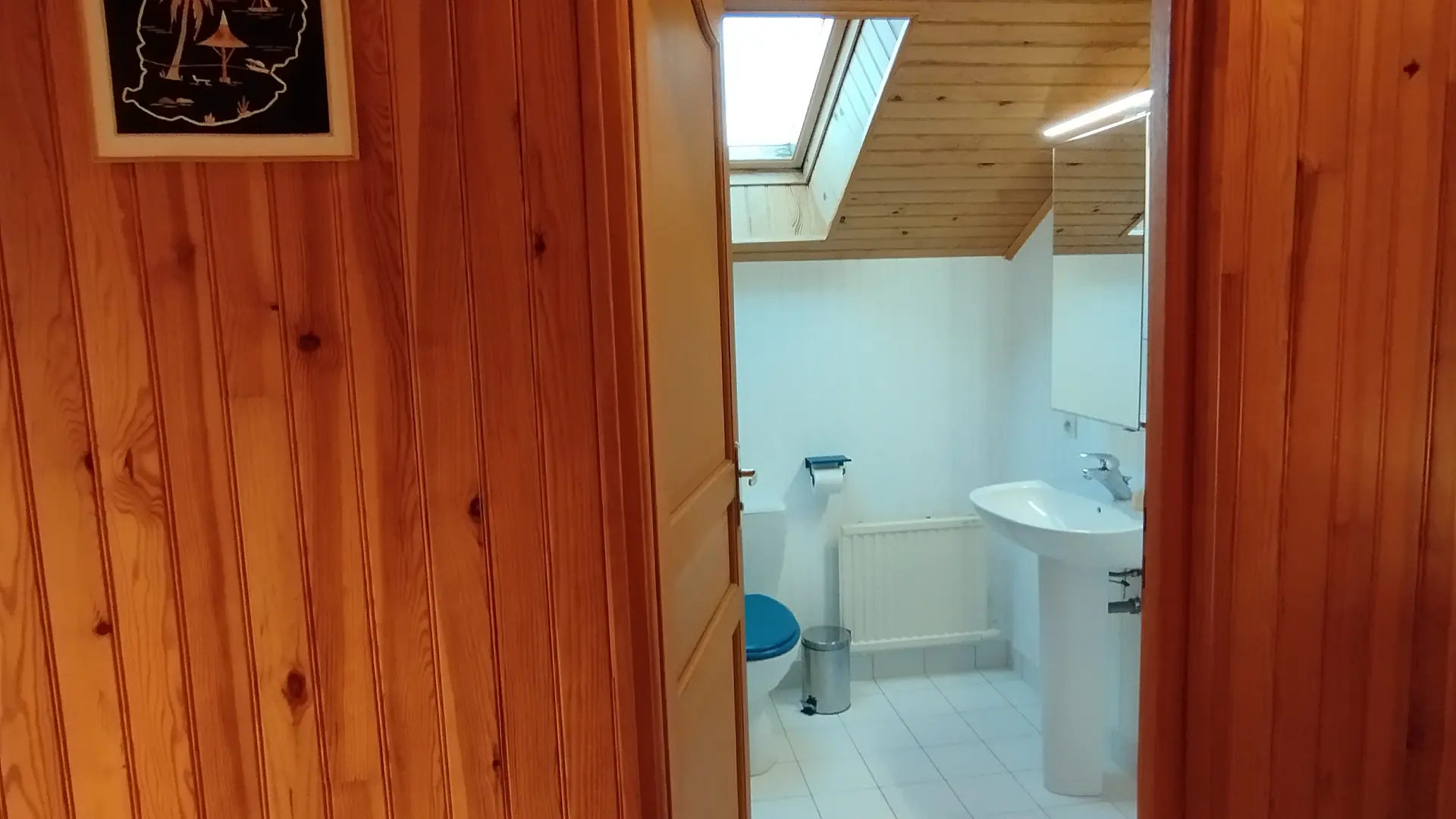 Salle de bain située en face de la chambre aux 2 lits simples (1er étage)