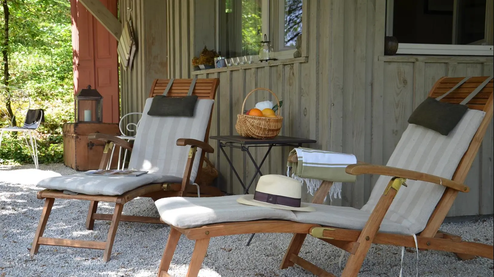 Gîte Durocher-St Denis les Martel-chaises longues