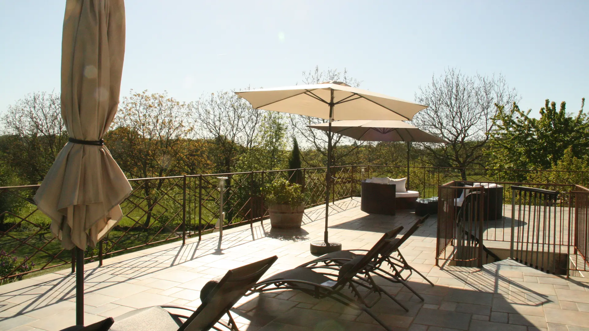 Terrasse plein sud pour profiter du jardin