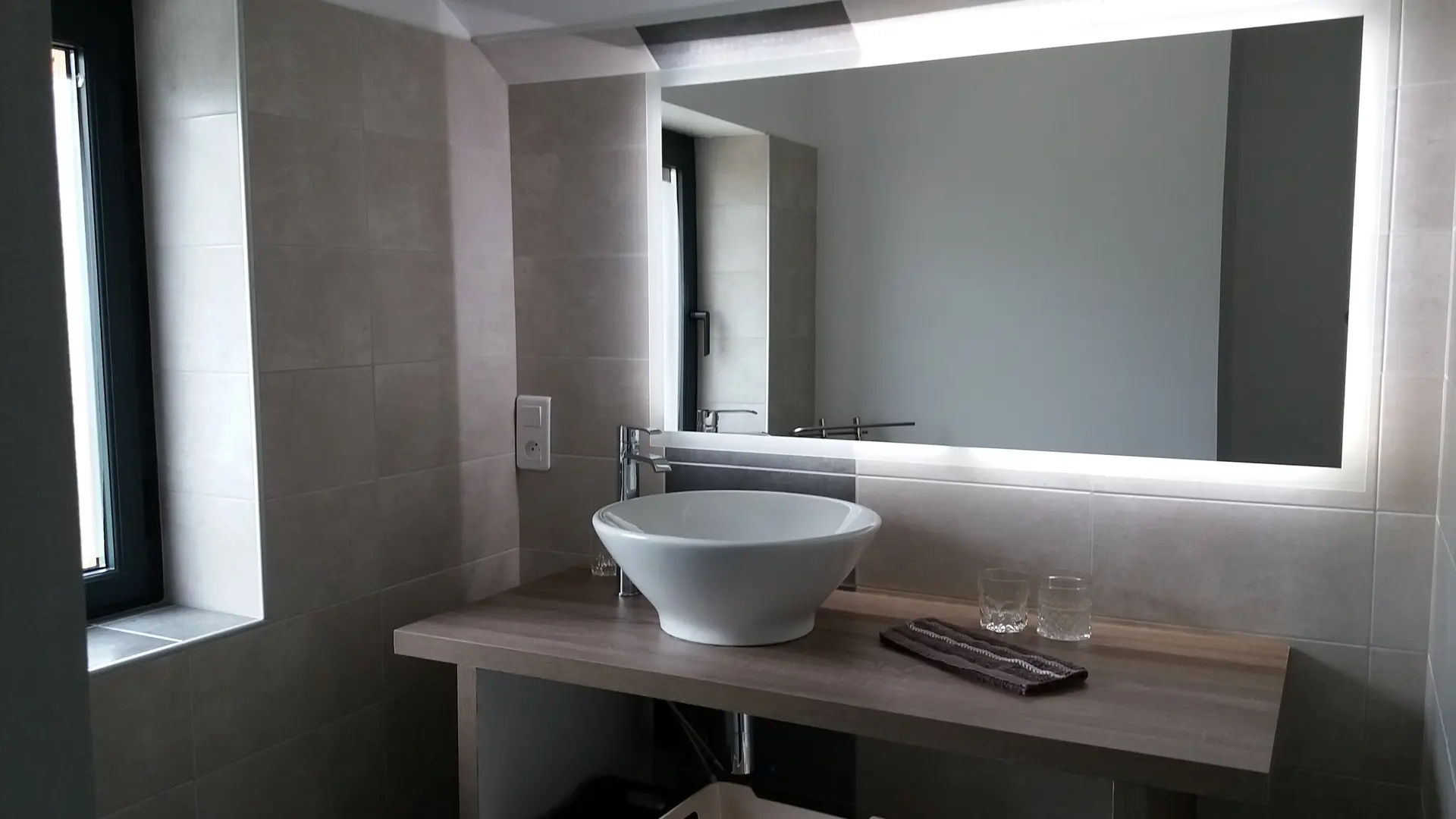 salle de bain haut avec douche à l'italienne