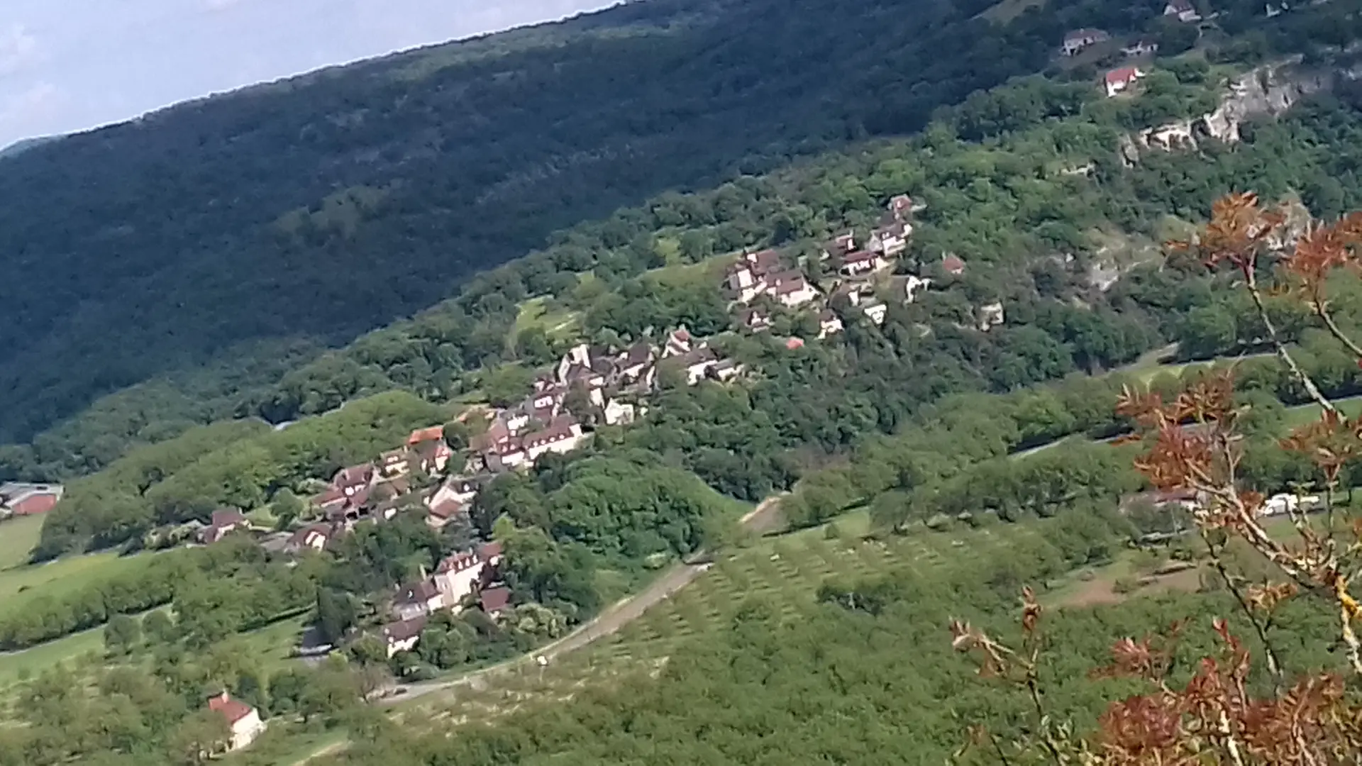 Village du Bougayrou vu du Relais TV sur la Falaise